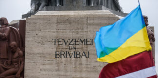 24 февраля 2024 года в Риге, у Памятника Свободы. Фото: Gints Ivuškāns / Latvijas Pilsoniskā alianse