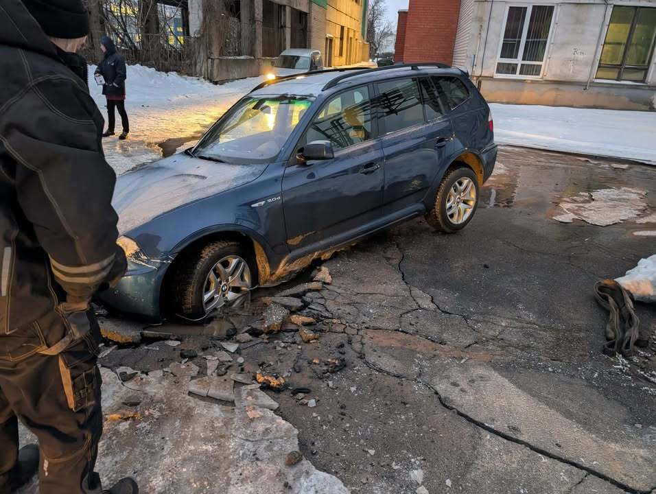 Фото с места происшествия, предоставленные Артёмом Петрыкиным (26 января 2026 года)