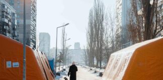 Пункты обогрева, или, как их называют в Украине - Пункты Несокрушимости. Здесь люди могут погреться, поесть, выпить горячий чай и зарядить свои гаджеты. Фото: ДСНС України