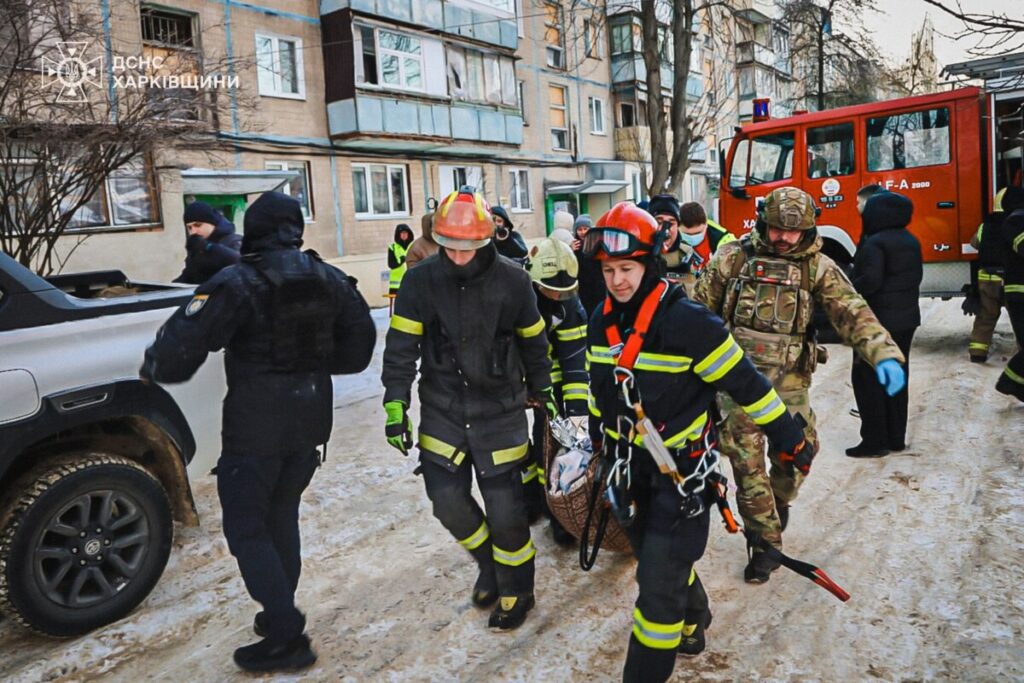 В результате российской атаки БПЛА возник пожар в жилой пятиэтажке в Салтовском районе Харькова. Фото: Головне управління ДСНС України у Харківській області