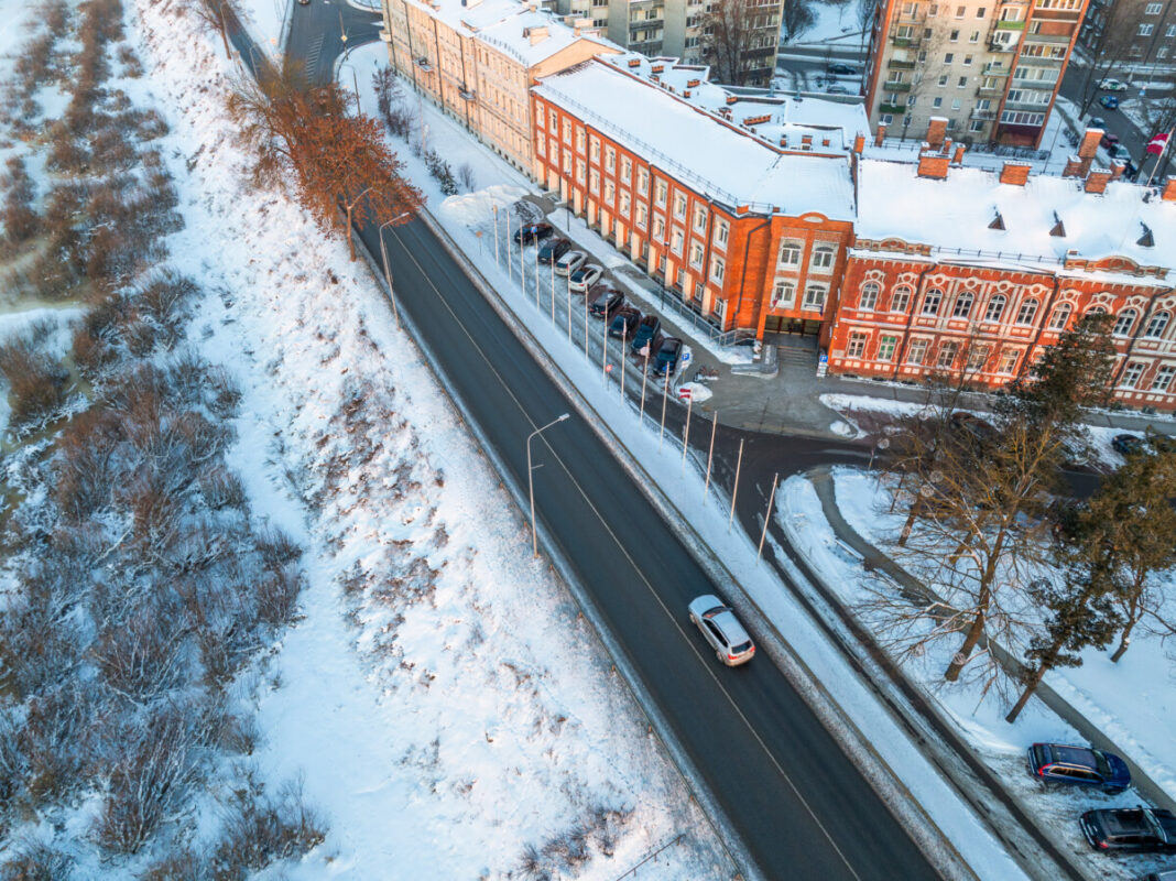 Вид на заснеженный Дауагвпилс с дрона. Фото: Андрей Емельянов / daugvapils.lv (январь 2026 года)