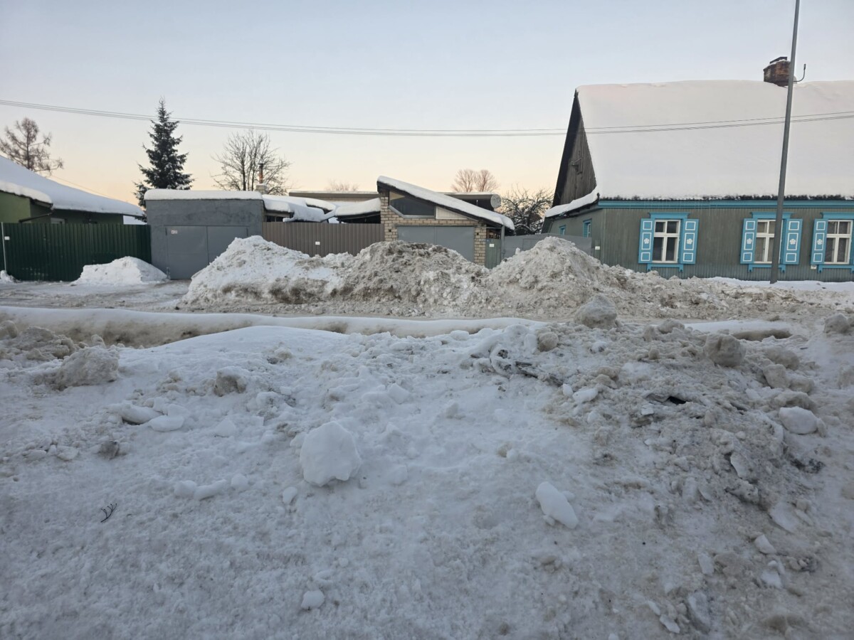 Сугробы на Новом Строении в Даугавпилсе. 16 февраля 2026 года. Фото читателя