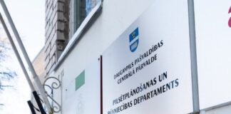 Табличка на входе в Департамент городского планирования и строительства, на улице Райня, 28. Фото с сайта Даугавпилсской думы