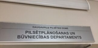 Табличка на входе в Департамент городского планирования и строительства, на улице Райня, 28. Фото: LSM