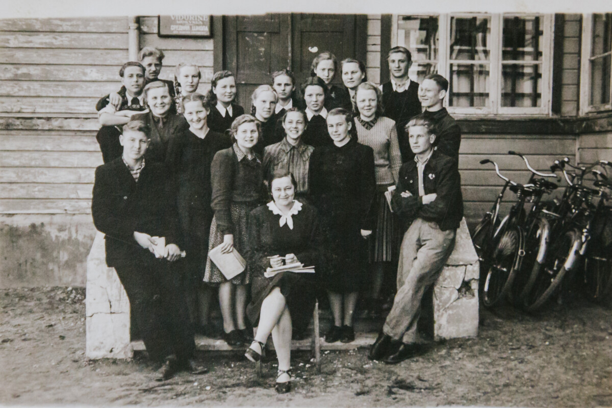Хиония с одноклассниками. Фото из семейного архива Хионии Лаврецкой