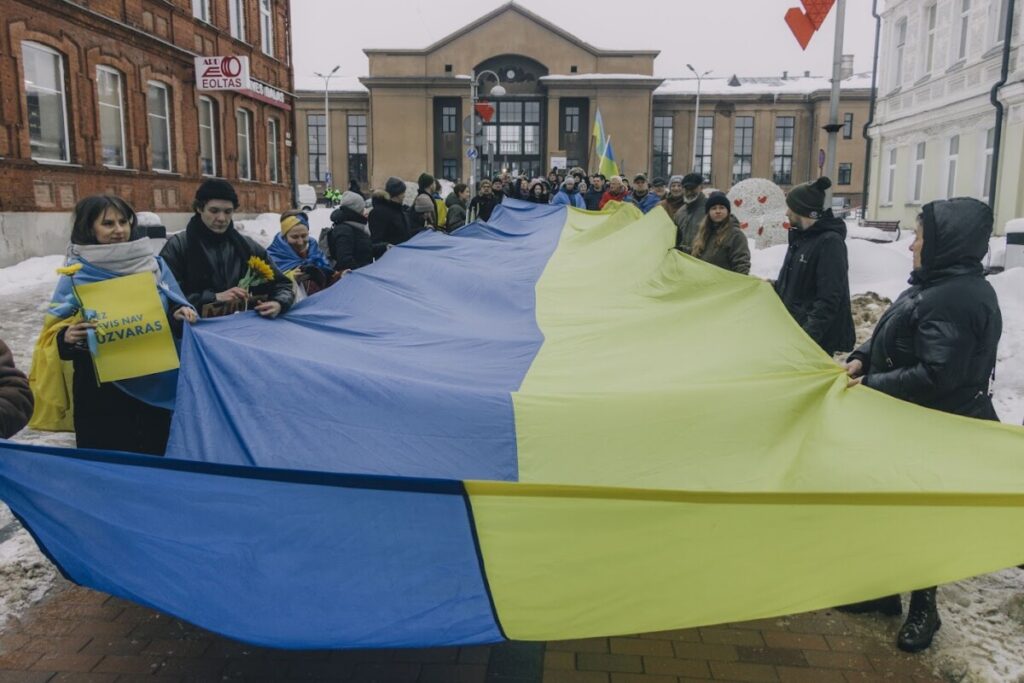 Шествие поддежрку Украины в Даугавпилсе 24 февраля 2026 года — в день чевтёртой годовщины войны в Украине. Фото: Евгений Ратков