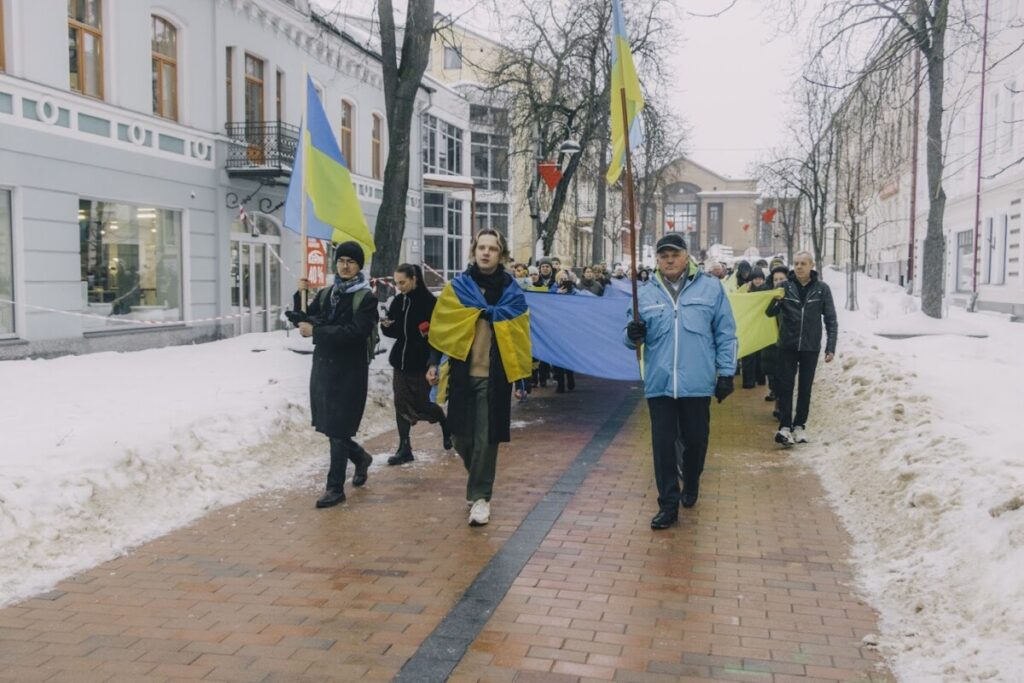 Шествие поддежрку Украины в Даугавпилсе 24 февраля 2026 года — в день чевтёртой годовщины войны в Украине. Фото: Евгений Ратков