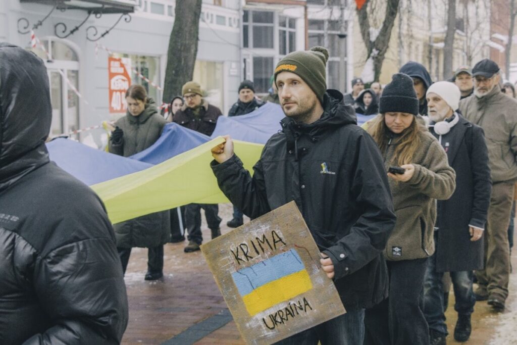 Шествие поддежрку Украины в Даугавпилсе 24 февраля 2026 года — в день чевтёртой годовщины войны в Украине. Фото: Евгений Ратков