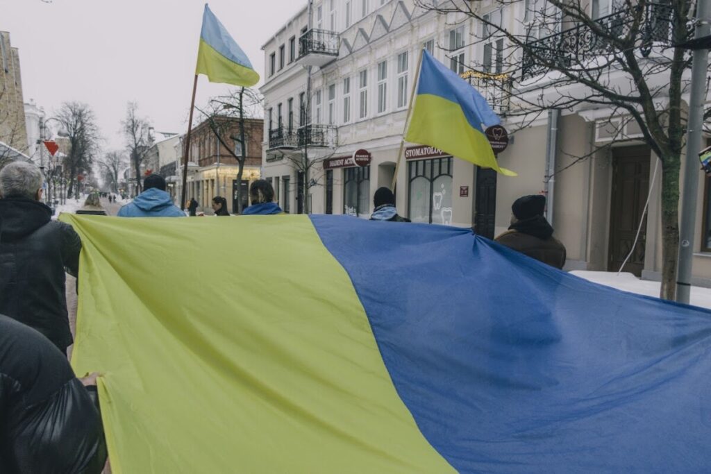 Шествие поддежрку Украины в Даугавпилсе 24 февраля 2026 года — в день чевтёртой годовщины войны в Украине. Фото: Евгений Ратков