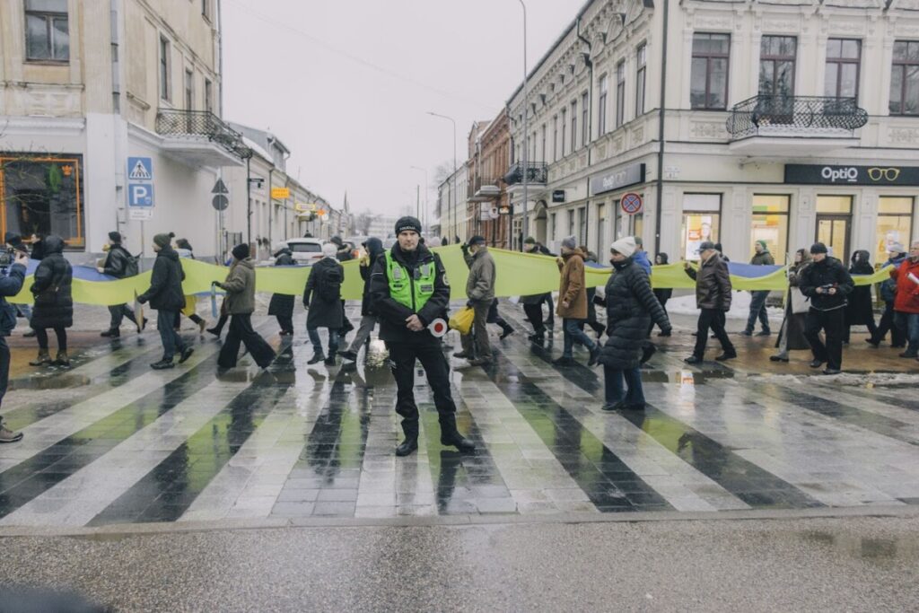 Шествие поддежрку Украины в Даугавпилсе 24 февраля 2026 года — в день чевтёртой годовщины войны в Украине. Фото: Евгений Ратков