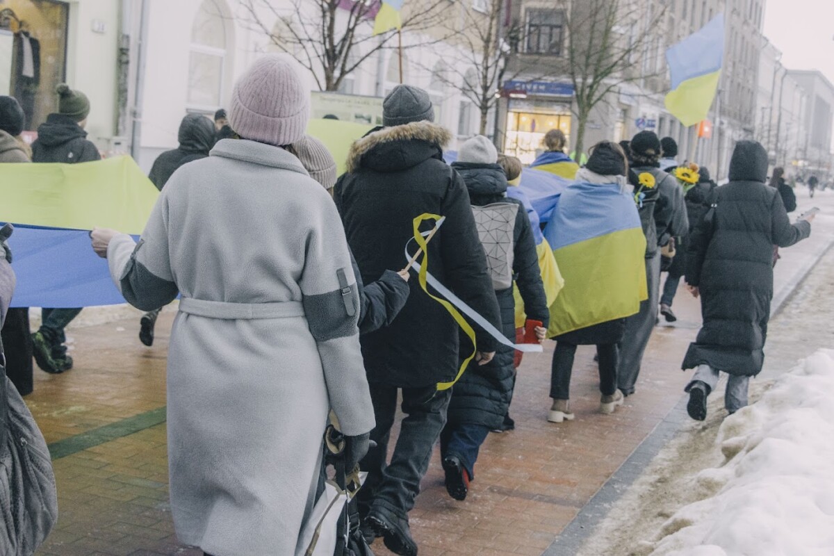 Шествие поддежрку Украины в Даугавпилсе 24 февраля 2026 года — в день чевтёртой годовщины войны в Украине. Фото: Евгений Ратков