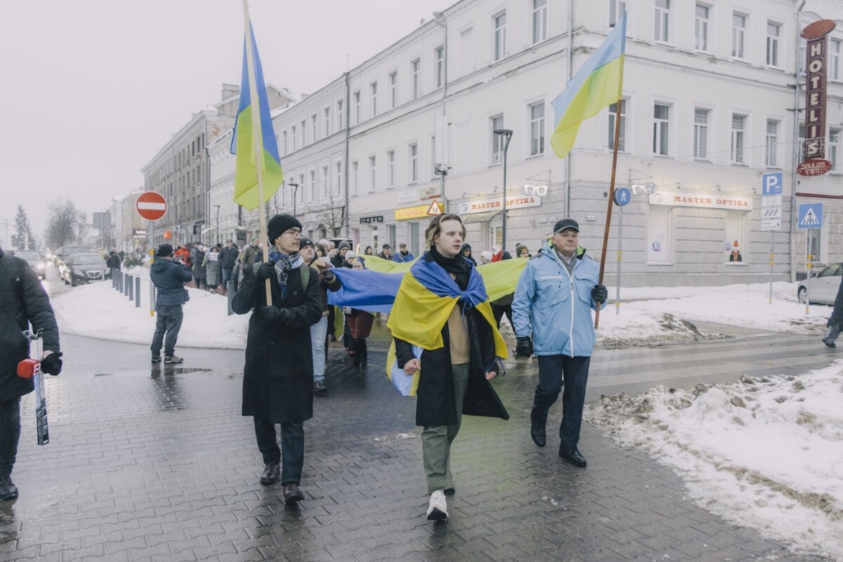 Шествие поддежрку Украины в Даугавпилсе 24 февраля 2026 года — в день чевтёртой годовщины войны в Украине. Фото: Евгений Ратков