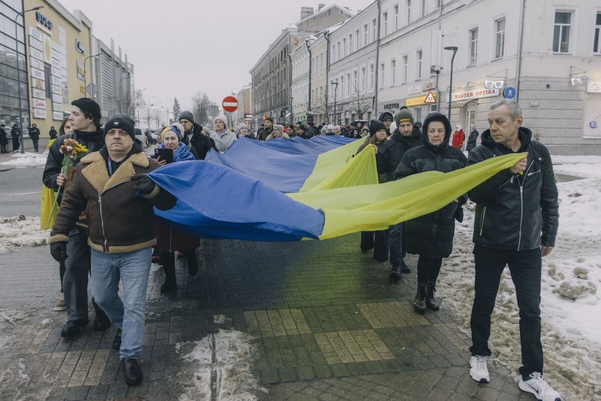 Шествие поддежрку Украины в Даугавпилсе 24 февраля 2026 года — в день чевтёртой годовщины войны в Украине. Фото: Евгений Ратков