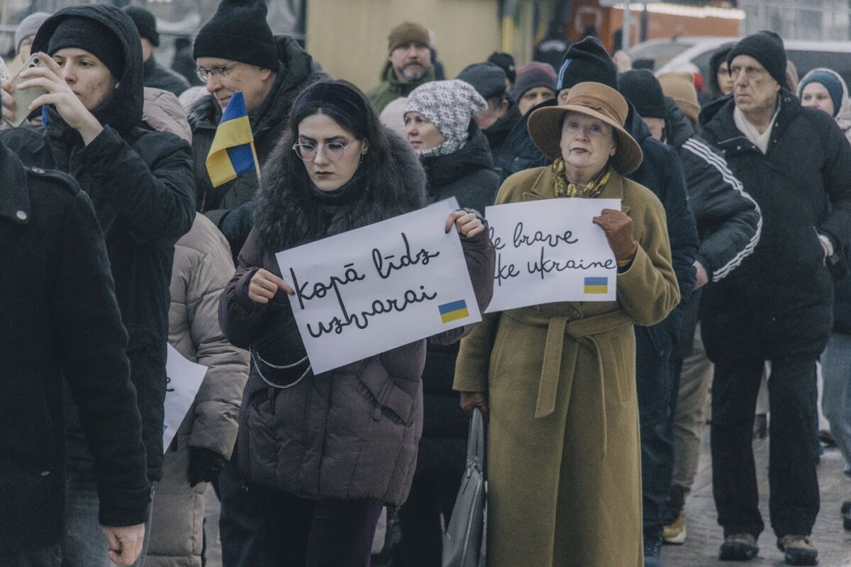 Шествие поддежрку Украины в Даугавпилсе 24 февраля 2026 года — в день чевтёртой годовщины войны в Украине. Фото: Евгений Ратков