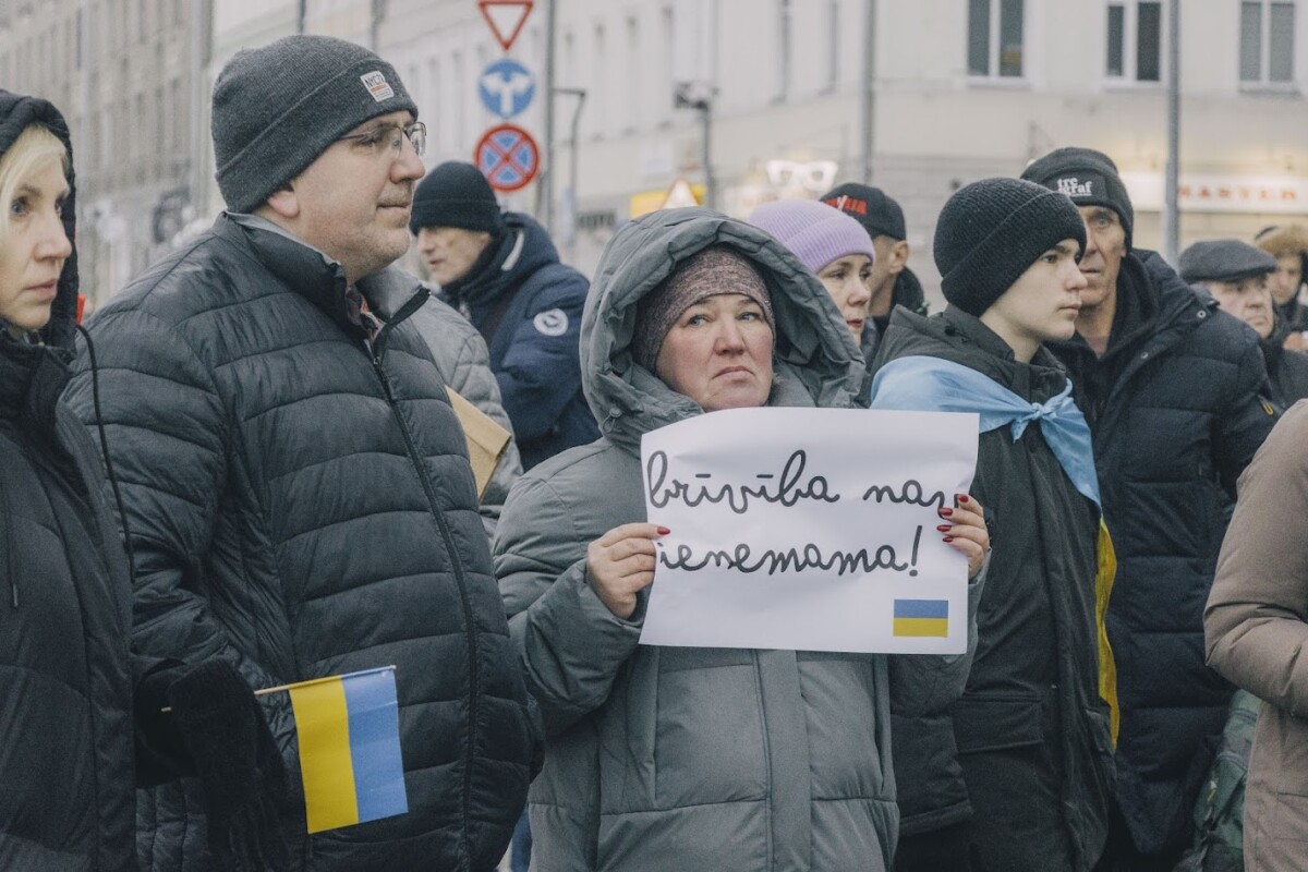 Шествие поддежрку Украины в Даугавпилсе 24 февраля 2026 года — в день чевтёртой годовщины войны в Украине. Фото: Евгений Ратков
