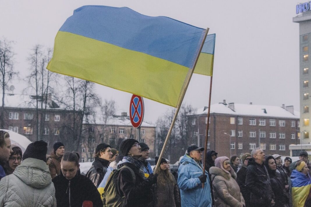 Шествие в Даугавпилсе в день чевтёртой годовщины войны в Украине. 24 февраля 2026 года. Фото: Евгений Ратков
