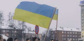 «Для нас это важно». Как в Даугавпилсе прошло шествие в честь 4-й годовщины войны в Украине и почему люди на него пришли Шествие в Даугавпилсе в день чевтёртой годовщины войны в Украине. 24 февраля 2026 года. Фото: Евгений Ратков