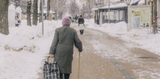 Доля жителей старше трудоспособного возраста достигла в Латгалии 24,4 %, то есть почти каждый четвёртый житель относится к этой возрастной группе. Иллюстративное фото: Евгений Ратков (Даугавпилс, 25 февраля 2026 года)