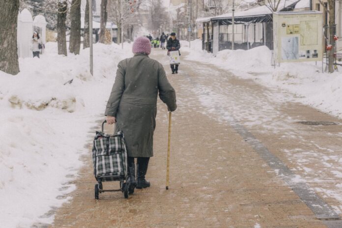 Доля жителей старше трудоспособного возраста достигла в Латгалии 24,4 %, то есть почти каждый четвёртый житель относится к этой возрастной группе. Иллюстративное фото: Евгений Ратков (Даугавпилс, 25 февраля 2026 года)