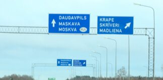 Дорожный указатель, показывающий направление движения из Латвии в сторону Москвы. Скриншот из программы Латвийского телевидения — 4. studija