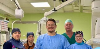 Инвазивный кардиолог доктор Денис Васильев (в центре) с командой, проводившей операцию. Фото предоставлено ДРБ