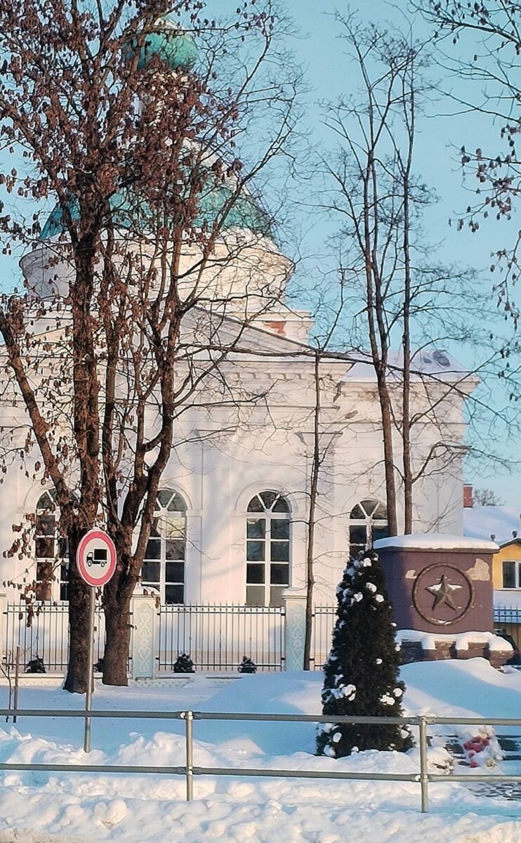 Памятник партизанам, павшим в Великой Отечественной войне, находится рядом с православным храмом. Фото: Денис Бартецкий