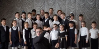 Павел Таланкин и школьный хор. Кадр из фильма «Господин Никто против Путина» / Independence Avenue Media
