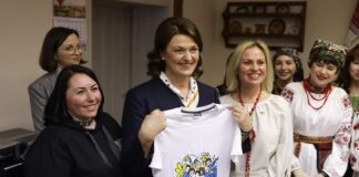 Члены Висагинского украинского общества c первой леди Литвы Дианой Науседене. Фото из архива общества