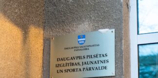 Табличка у входа в Даугавпилсское Управление образования, молодёжи и спорта. Фото: Daugavpils valstspilsētas pašvaldība