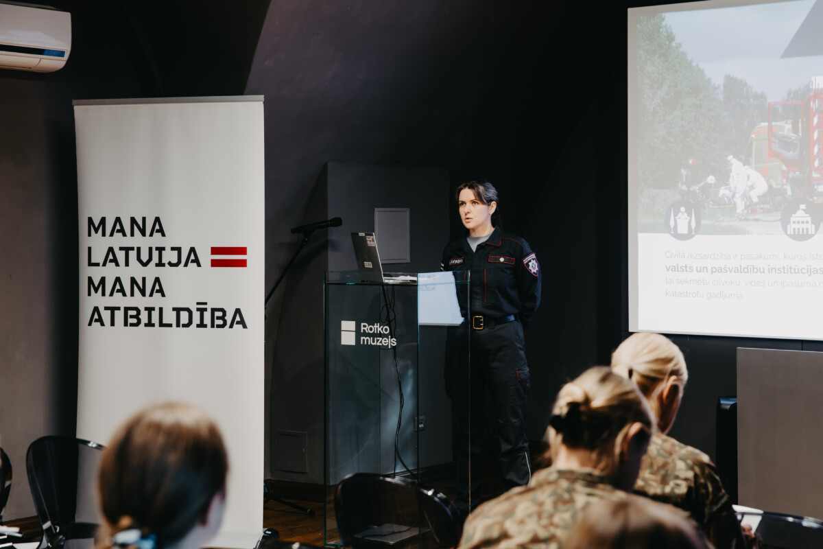 Старший инспектор ГПСС Ирита Славинска на семинаре по коммуникациям «Рупор» в Даугавпилсе, организованном Земессардзе. 12 марта 2026 года. Фото: Анна Паула Кузнецова