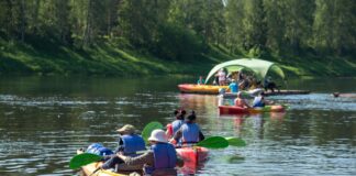 Вселатвийский слёт водных туристов Lielais plosts на реке Даугаве в 2024 году. Фото: Augšdaugavas novada pašvaldība