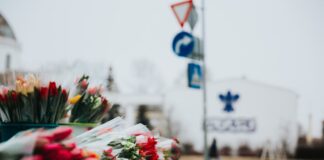 Продажа тюльпанов в Даугавпилсе утром 8 марта 2024 года. Фото: Ирина Маскаленко