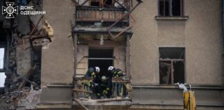Спасатели ликвидируют последствия российских ударов по Одессе. Фото: ДСНС України (28 января 2026 года)