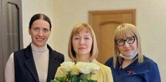 Жанна Тихоморская (в центре) и руководство ДРБ - Валерия Чибле и Инта Вайводе. Фото со страницы Daugavpils reģionālā slimnīca на Фейсбуке