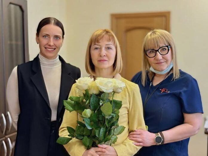 Жанна Тихоморская (в центре) и руководство ДРБ - Валерия Чибле и Инта Вайводе. Фото со страницы Daugavpils reģionālā slimnīca на Фейсбуке Жанна Тихоморская (в центре) и руководство ДРБ - Валерия Чибле и Инта Вайводе. Фото со страницы Daugavpils reģionālā slimnīca на Фейсбуке