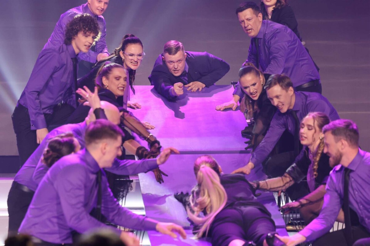 Дайнис Скутелис и его Прейльский пурпурный хор на "Битве хоров" 29 марта 2026 года. Фото: tv3.lv