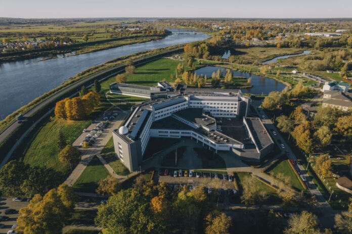 Новый корпус Даугавпилсского университета на улице Парадес, 1. Фото: Евгений Ратков (октябрь 2024 года)