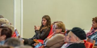 Открытие "Университета третьего поколения" при Даугавпилсском университете. 17 октября 2025 года. В зале среди сениоров были и молодые люди. Фото: Андрей Емельянов