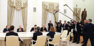 Президент России Владимир Путин на встрече с специальным посланником президента США Стивеном Уиткоффом в Москве 2 декабря 2025 года. Источник фото: indavemedia.com