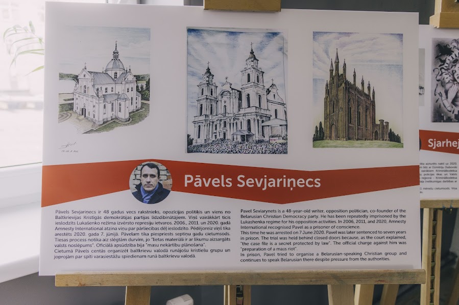 Рисунки Павла Северинца на выставке «Беларусь. Искусство за решёткой» в Даугавпилсе, в Институте культуры New East. 15 июня 2025 года. Фото: Евгений Ратков