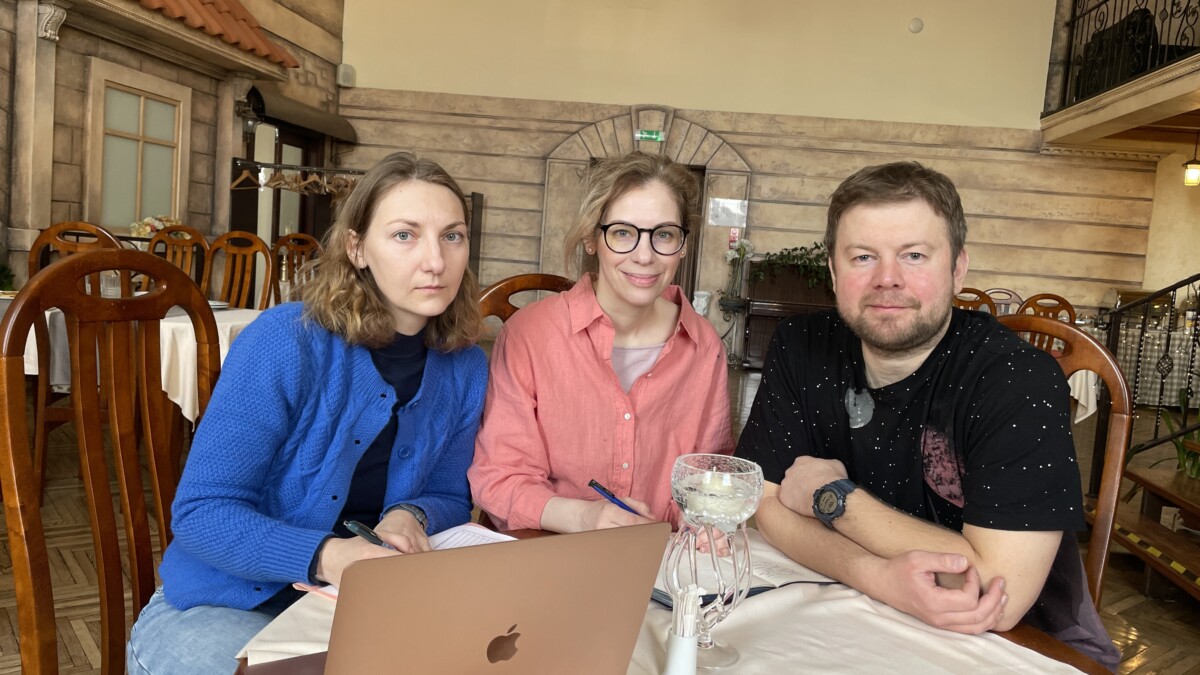 Участники проекта Home Sweet City: (слева направо) Кристина Кастроново, Екатерина Конакова и Дмитий Федоткин. Даугавпилс, 8 марта 2026 года. Фото предоставлено организаторами проекта