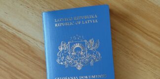 Паспорт беженца (проездной документ беженца) — это международно признанный документ, заменяющий национальный паспорт лицам, получившим убежище. Фото из личного архива