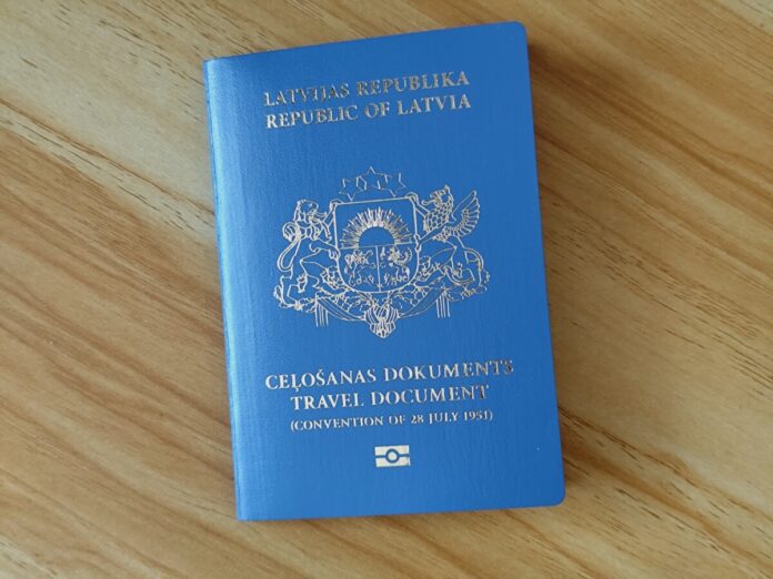 Паспорт беженца (проездной документ беженца) — это международно признанный документ, заменяющий национальный паспорт лицам, получившим убежище. Фото из личного архива