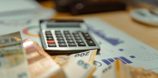 С 1 апреля пособие по безработице в Латвии будут платить только тем, у кого нет доходов от хозяйственной деятельности. Иллюстративное фото: Jakub Zerdzicki / Pexels