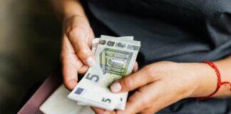 В 2025 году средняя зарплата в Латвии выросла до 1 815 евро «на бумаге» и 1 346 евро «на руки». Иллюстративное фото: kaboompics / Pexels