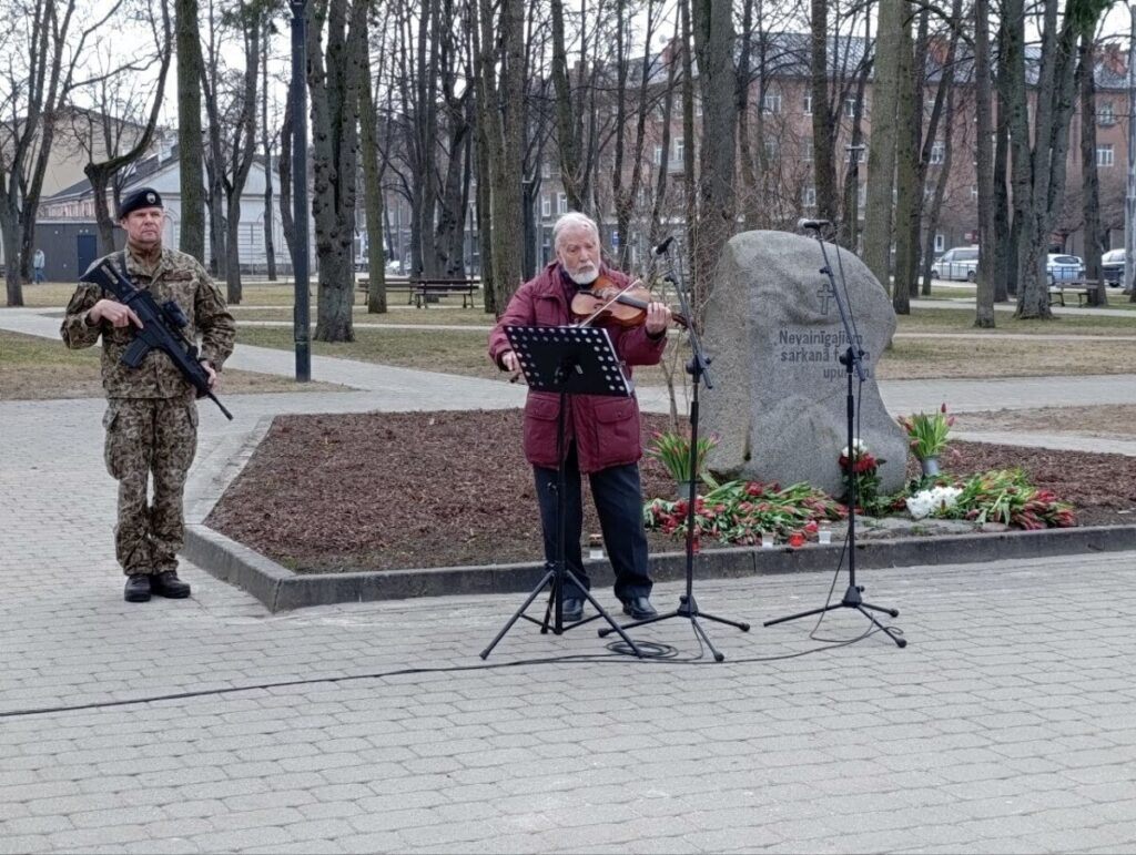 Участники мероприятия, посвящённого Дню памяти коммунистического террора. Сквер Андрея Пумпура в Даугавпилсе, 25 марта 2026 года. Фото: Эвита Савицкая