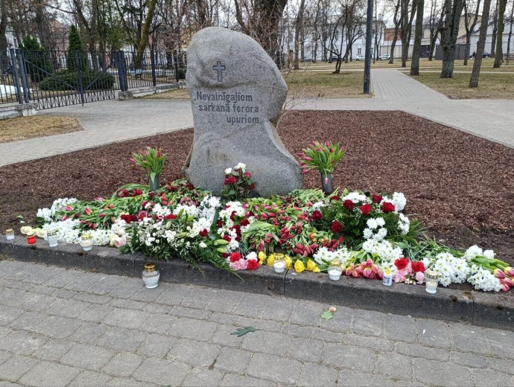 Памятный мемориал жертвам красного террора в Даугавпилсе, в Сквере Андрея Пумпура. 25 марта 2026 года. Фото: Эвита Савицкая