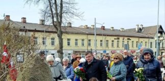 «Простить можно всё, но забыть — ничего»: Даугавпилс вспоминает страшные мартовские ночи 1949 года Участники мероприятия, посвящённого Дню памяти коммунистического террора, возлагают цветы к мемориальному камню в сквере Андрея Пумпура. Даугавпилс, 25 марта 2026 года. Фото: Эвита Савицкая