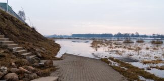 Нижняя часть променада на улице Бругю в Даугавпилсе затоплена. Фото со страницы УКХ в Фейсбуке
