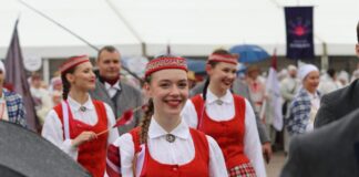 Открытие мотосезона, «Майские праздники с Польшей в сердце» и День восстановления независимости Латвии. Умная афиша. 1 — 7 мая Шествие в народных костюмах в Даугавпилсе. 4 мая 2025 года. Фото: Юлия Касецка / Дом Единства